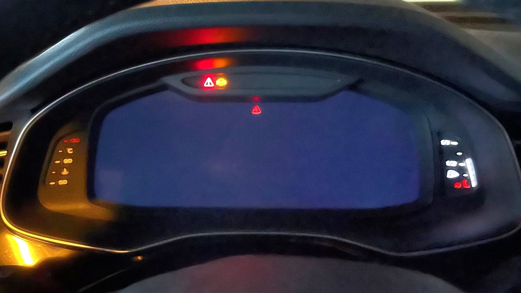 Photo here show a Audi Virtual Cockpit that has completely failed. The Virtual Cockpit has gone blank and only a red warning triangle can be seen.