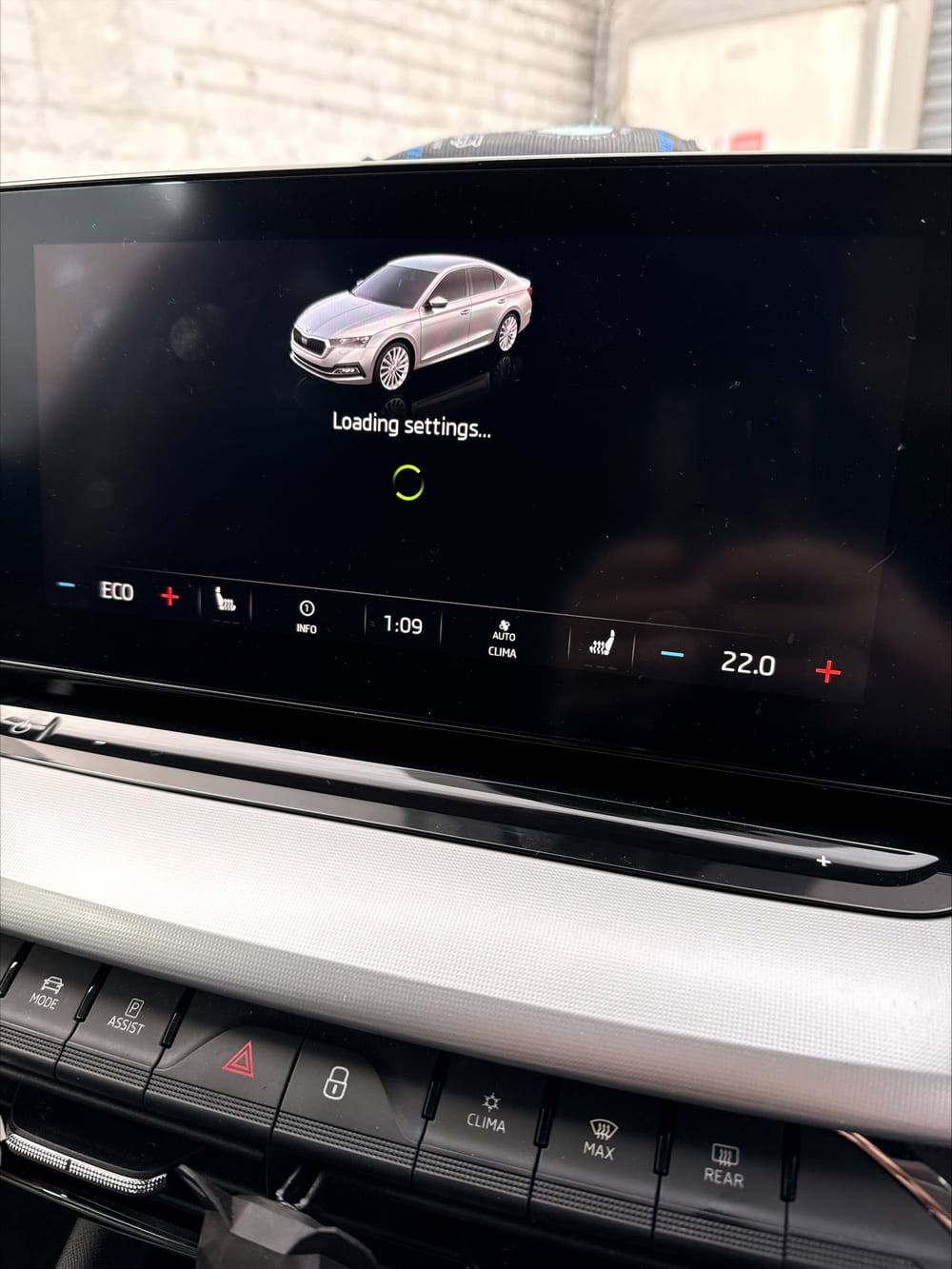 Photo shows a Skoda Octavia’s infotainment system constantly displaying the “Loading settings…” error message